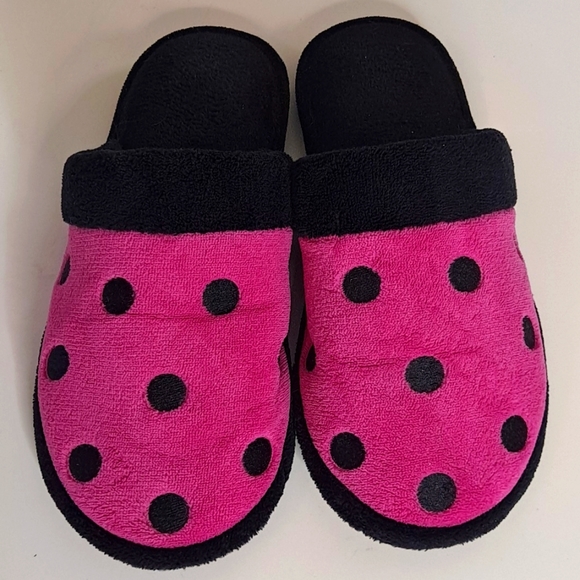 Isotoner Microterry Pink and Black Polka-Dot Washable Slip-On Clog Slippers - Picture 2 of 5